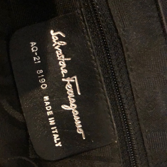 Salvatore Ferragamo should bag purse - Picture 4 of 4